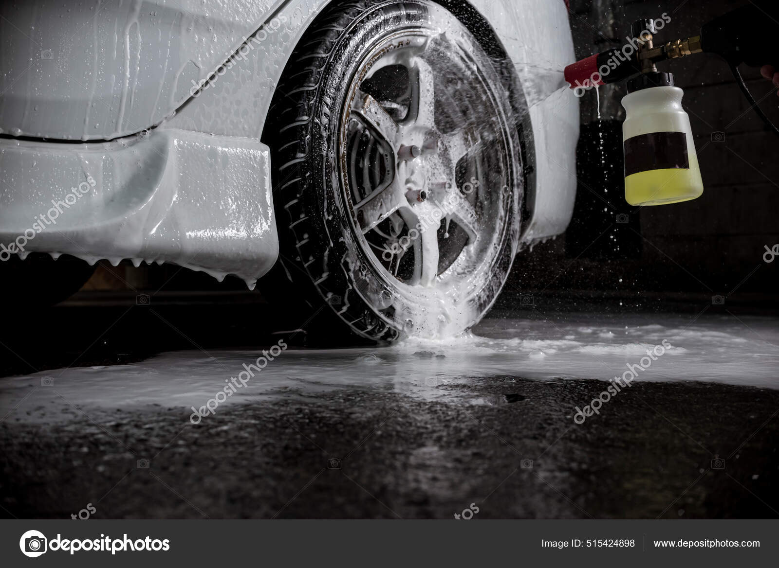 Man Uses Hand Pump Car Foam Sprayer Rims Car Carwash Stock Photo by  ©MikeEdwards 515424898